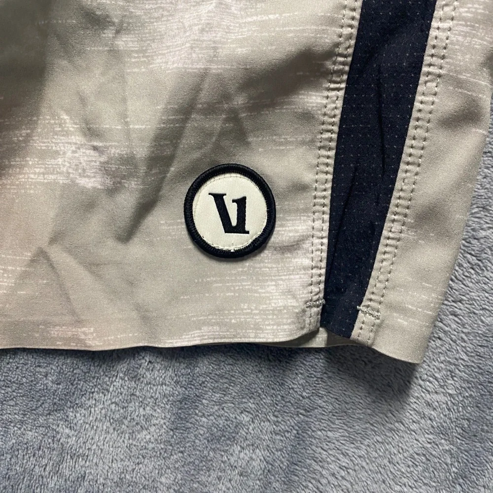 Vuori Cruise Boardshorts Mens 34 Grey White Print Performance Swim Trunks V311